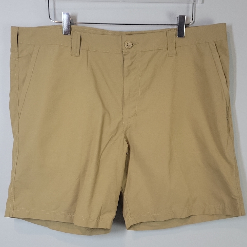 Mens Columbia tan shorts size 40 8"
